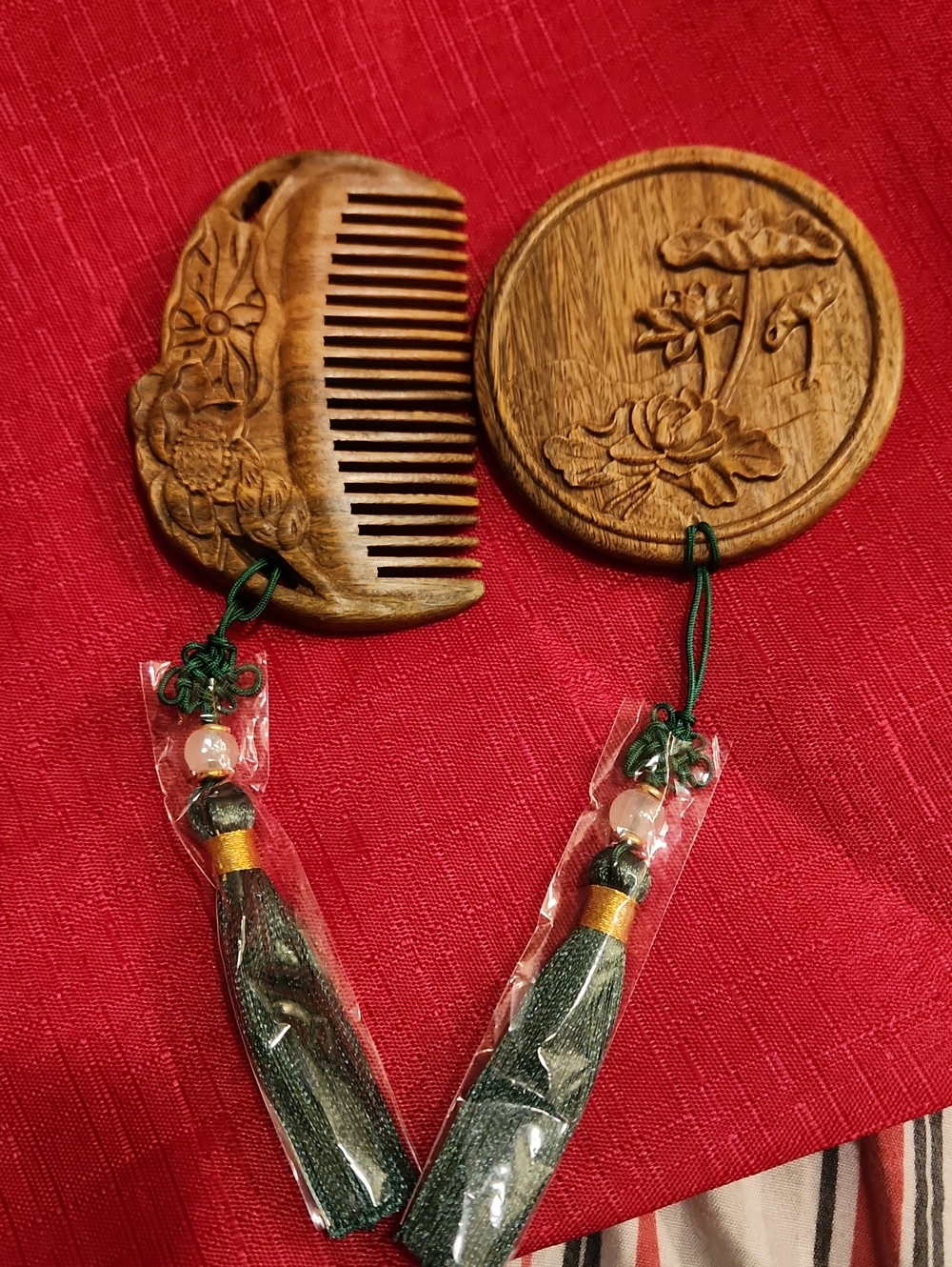 Carved Wooden Floral Hand Comb and Round Mirror Set — Brown